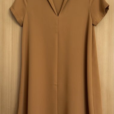 Robe beige à manches courtes 