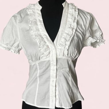 Weisse Rueschenbluse