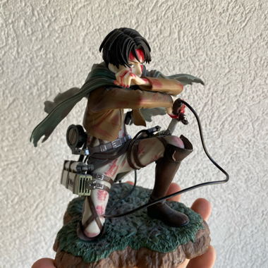 Figurine Livaï Ackerman SNK sur socle