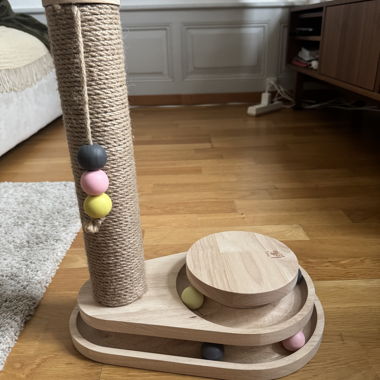 Holz-Kratzbrett und Spielzeug für Katzen