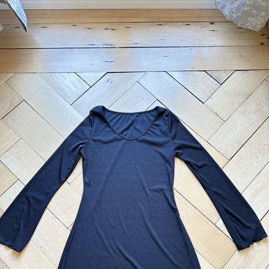 Schwarzes schlichtes Kleid