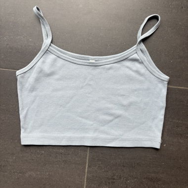 Top corto blu con spalline spaghetti