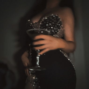 Schwarzes Abendkleid mit Kristallen