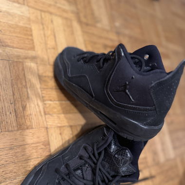 Schwarze Jordan-Sneaker