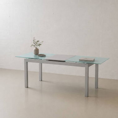 Moderner Glastisch mit Aluminiumgestell