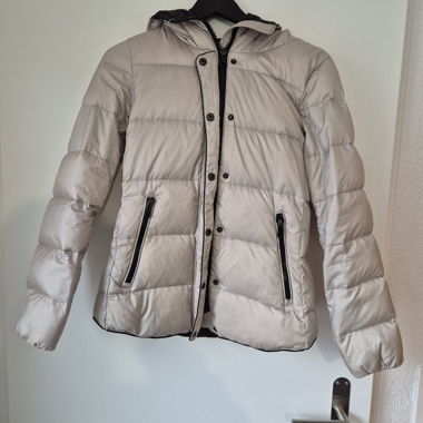 Daunenjacke Tailliert creme schwarz