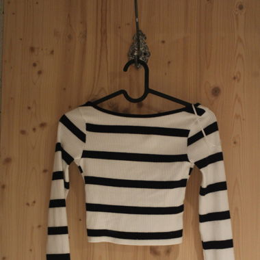 Rückenfreier Pulli, neu