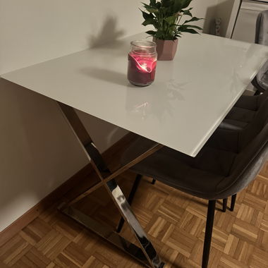 Tavolo da pranzo con piano in vetro satinato