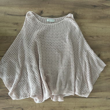 Maglione Stradivarius con dettaglio cut-out sulle maniche