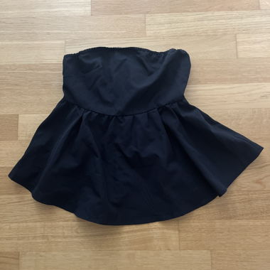 Schwarzes schulterfreies Top