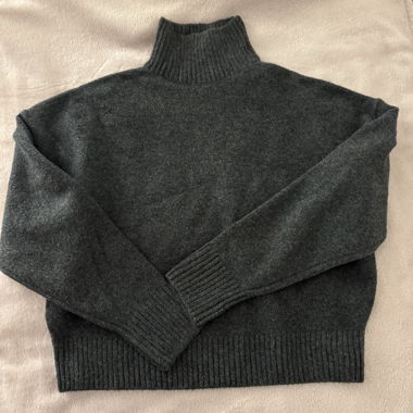 Dunkelgrauer Wollpullover