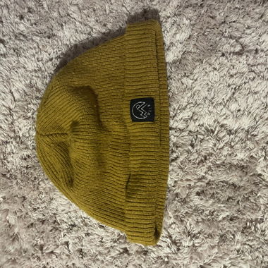 Berretto di maglia giallo senape