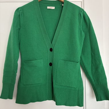 Bel cardigan verde con piccolo dettaglio in stile «spalline»