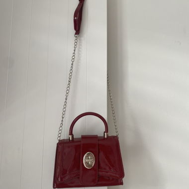 Sac à main rouge verni