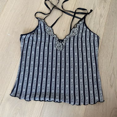 Schwarzes Träger-Top mit floralen Streifen