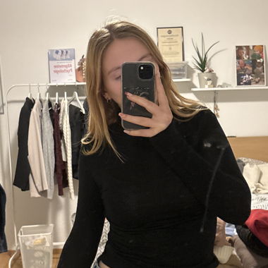 Schwarzes Langarmshirt mit kleinem Kragen