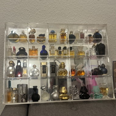 Vitrine de 44 miniatures de parfums 