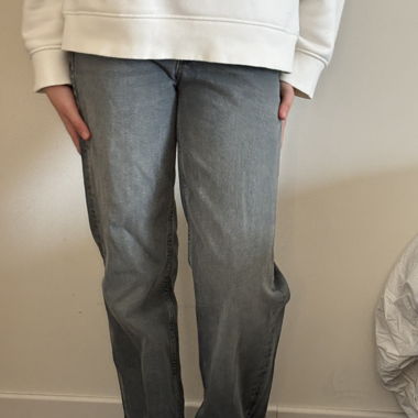 Jeans grigi a vita alta e gamba dritta