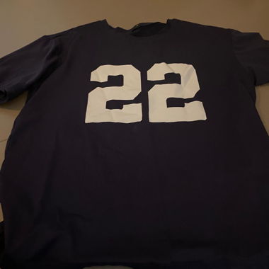 Maglia nera con numero 22