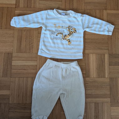 Pullover und 2 Hosen mit Füsschen