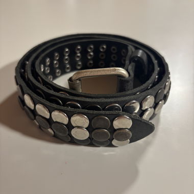 Cintura in pelle nera borchiata