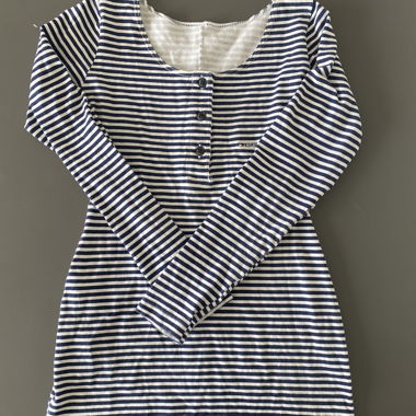 Maglietta a righe blu navy e bianca con abbottonatura