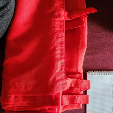 Roter Vorhang mit Schlaufen