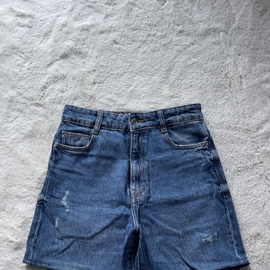 Short en jean avec détails roses
