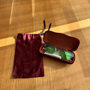 Occhiali da sole Gucci verdi con astuccio