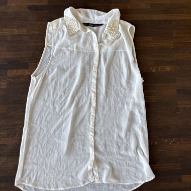 Camicia bianca con colletto di perle
