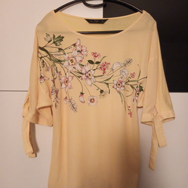 Gelbes T-Shirt mit Blumenmotiv von F&F
