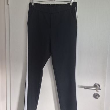 Pantaloni neri con strisce