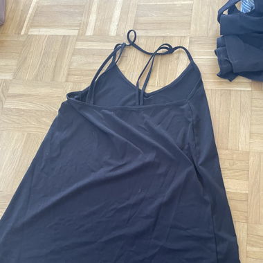 Schwarzes leichtes Kleid für über Bikini
