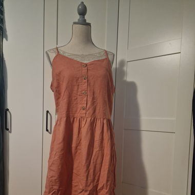 Sommerliches Kleid mit Knöpfen, Grösse 46