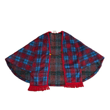 Rot-blau kariertes Cape mit Fransen