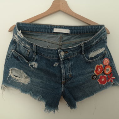 Jeans-Shorts mit Blumen