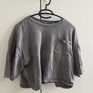 Graues Oversize-Top mit Brusttasche