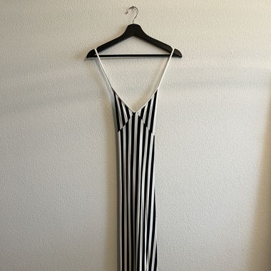 Langes, gestreiftes Kleid mit gekreuztem Rücken ✨