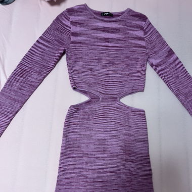 Kleid mit Seitenausschnitt am Bauch