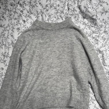Grauer Pullover