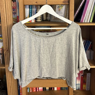 Top grigio scollato