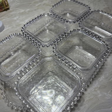 Praktisches Kunststoff-Tablett mit Behältern