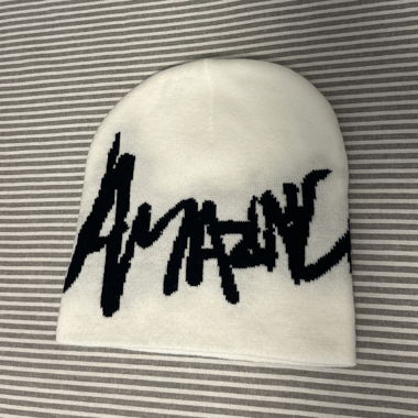 White Beanie mit Black writing