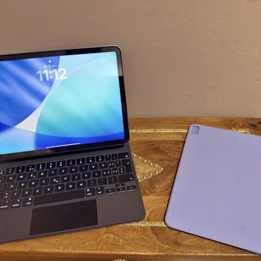 Apple iPad Air 5th & Magic Keyboard