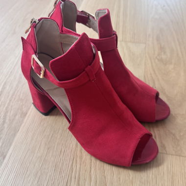 Rote Wildleder-Sandaletten mit Absatz