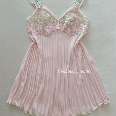 Abito slip in pizzo rosa plissettato, taglia M