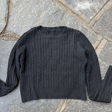 Schwarzer Zopfmuster-Pullover