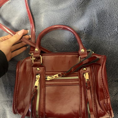 Sac bandoulière en cuir laqué bordeaux