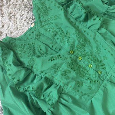 Grünes besticktes Kleid