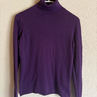 Violetter Rollkragenpullover